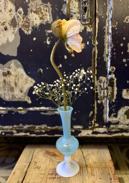 vase opaline bleu cerise noire